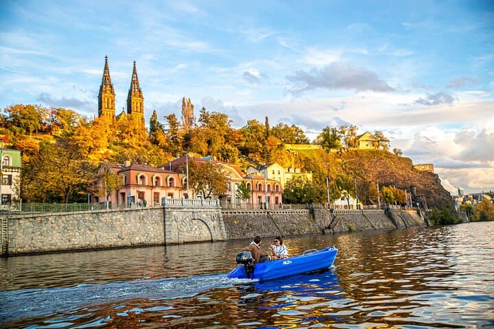 2-hour Motorboat Rental Prague without licence up to 5 Passengers