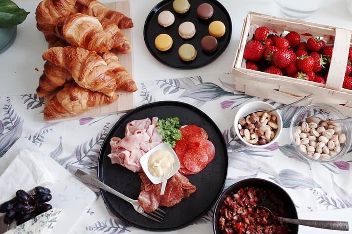 Gourmet Brunch with Chef: Unlimited Drinks & Stunning River Views