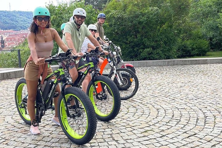 Live-Guided e-Scooter Tour of the Old Town of Prague, 60 min