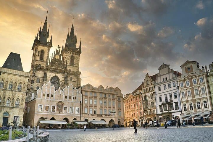 6 Days Budapest , Prague by Bus