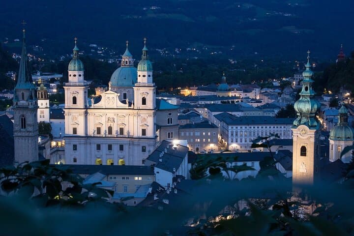 Private Scenic Transfer from Prague to Salzburg with 4h of Sightseeing