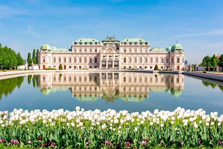 Prague to Vienna - Private Transfer with 2 hours of Sightseeing