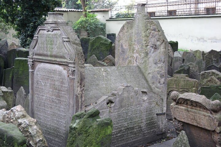 Private Tour of the Jewish Museum with Synagogues and Cemetery