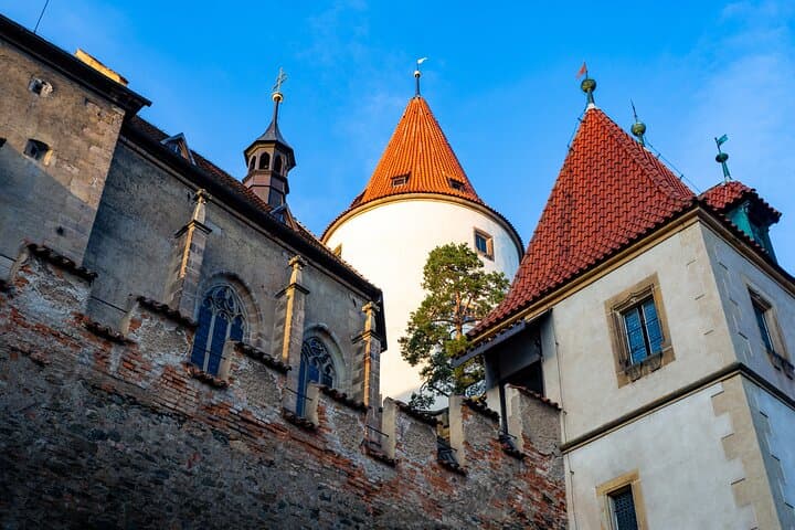 Private tour to Krivoklat, incl. admission, transfers, and train