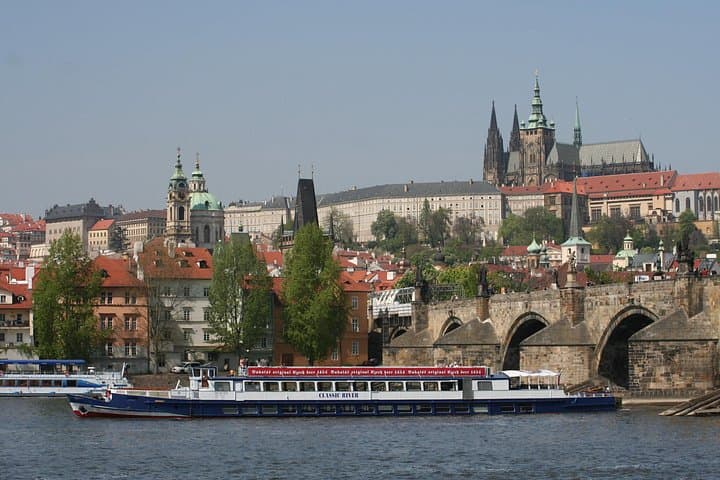 Prague Sightseeing Boat Cruise with Buffet Dinner