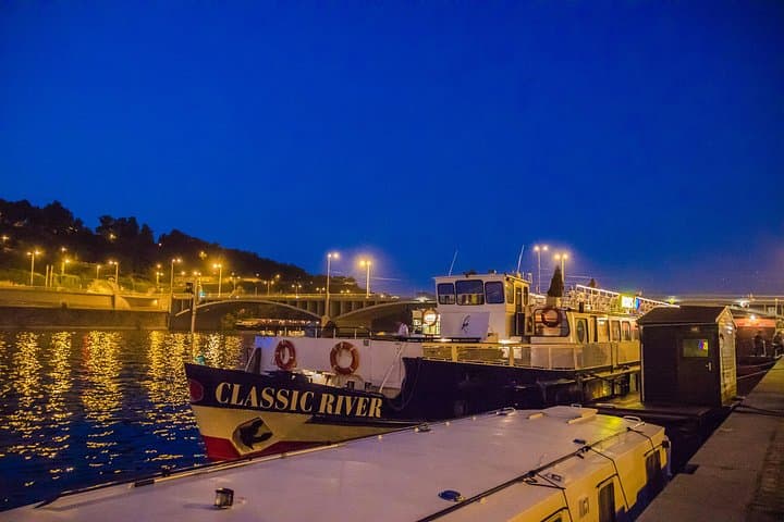 Prague Sightseeing Boat Cruise with Buffet Dinner