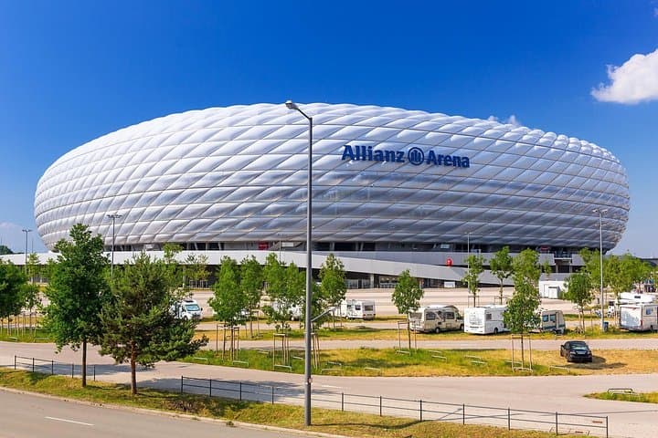 Prague to Munich Private Transfer with 2 hours sightseeing