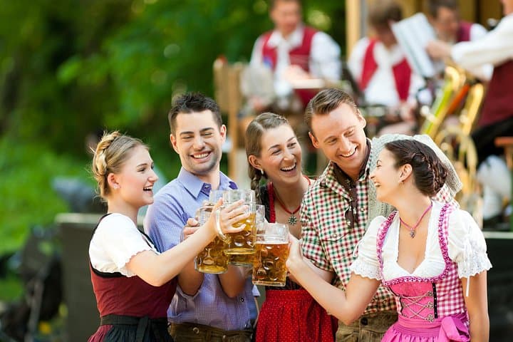 Prague to Munich Private Transfer with 2 hours sightseeing