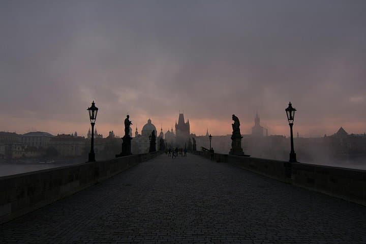 VIP Prague tour: Vintage car, Lunch, Castle, Old Town, Dancing h.