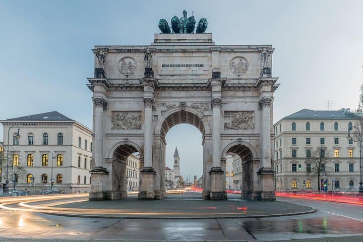 Prague to Munich Private Transfer with Sightseeing Stop