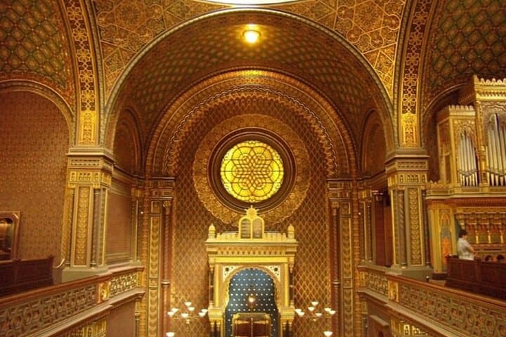 Private Tour of the Jewish Museum with Synagogues and Cemetery