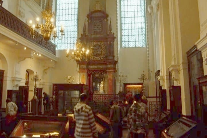 Private Tour of the Jewish Museum with Synagogues and Cemetery