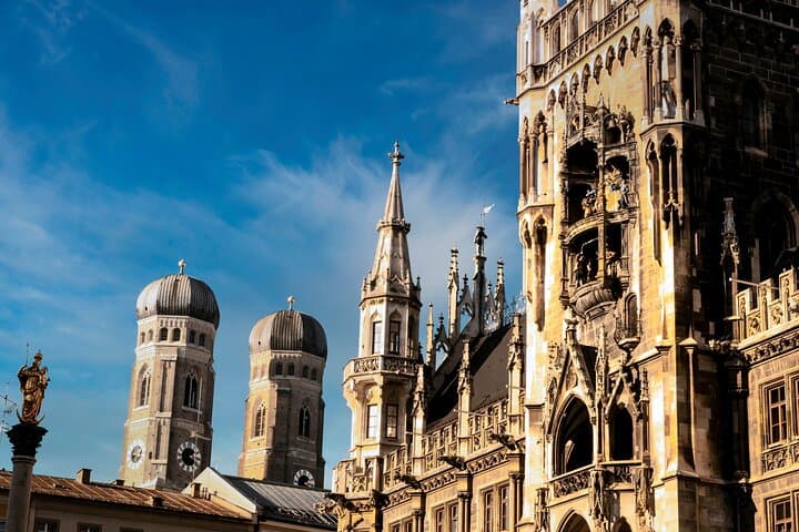 Frauenkirche and the New Town Hall.