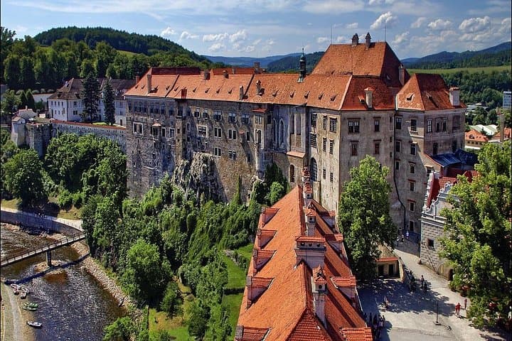Český Krumlov Castle – A Historic Treasure 
Discover Český Krumlov Castle, the second largest in the Czech Republic! Admire its grand halls, unique Baroque theatre, and breathtaking views.