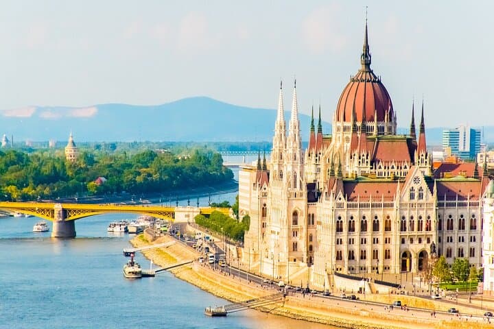 Prague to Budapest Private Transfer: Up to 4-Hour Sightseeing