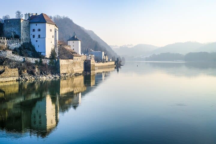 Prague to Passau Private 1-Way Transfer with a Sightseeing Stop