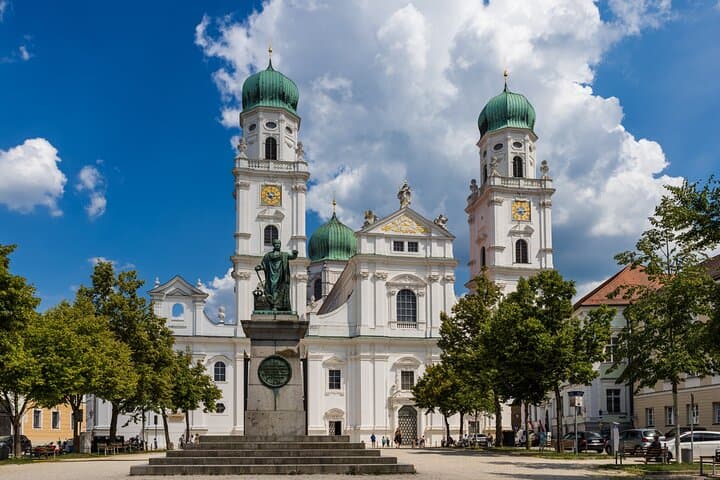 Prague to Passau Private 1-Way Transfer with a Sightseeing Stop