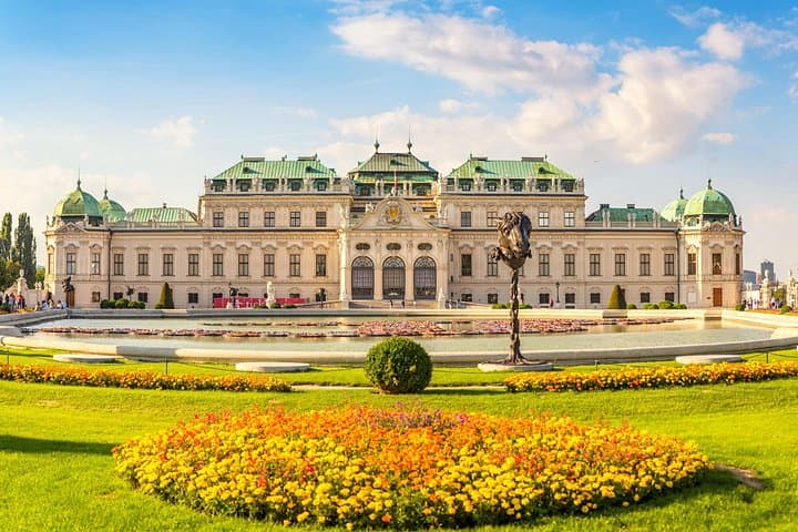 Prague to Vienna Private Transfer with Optional Sightseeing Stops
