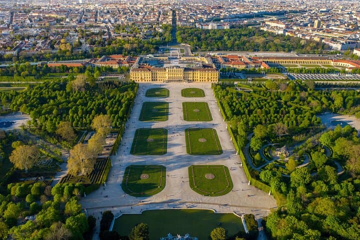Prague to Vienna Private Transfer with Optional Sightseeing Stops