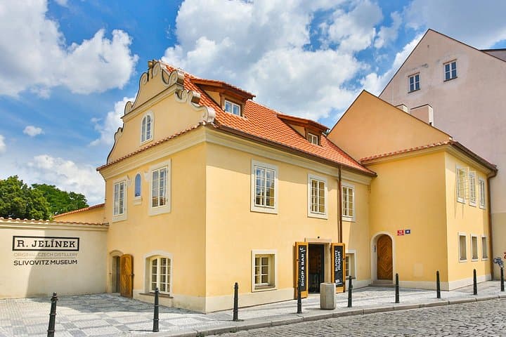 Prague easy walking tour: current life & Slivovitz museum visit
