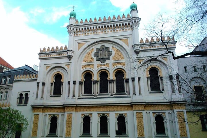 Visit the Jewish Quarter of Prague. Interiors. In Spanish