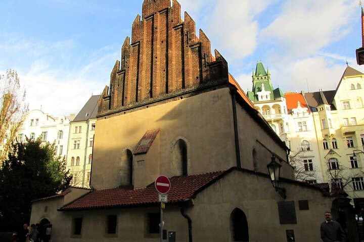 Visit the Jewish Quarter of Prague. Interiors. In Spanish