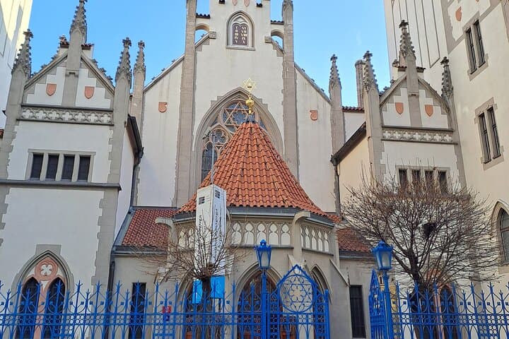Visit the Jewish Quarter of Prague. Interiors. In Spanish