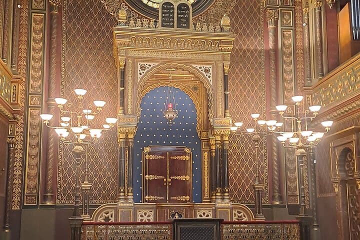 Visit the Jewish Quarter of Prague. Interiors. In Spanish