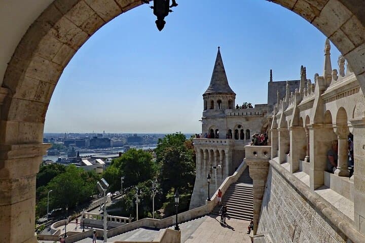 Once home to Hungarian kings, Buda Castle offers more than royal charm — it gives you the best panoramic view of Budapest. A must-see for first-time visitors and photo lovers.