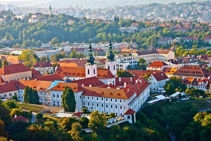 Lesser Town (Malá Strana) – Charm Beneath the Castle
Explore narrow lanes, romantic courtyards, and colorful baroque facades — a hidden gem tucked between the castle and river.