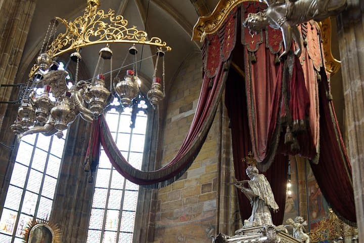 Small-Group Tour of Prague Castle with a local guide