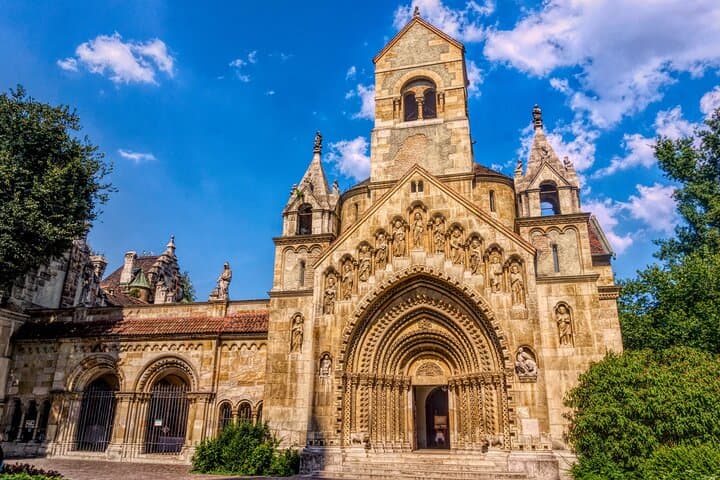 Prague to Budapest Private Transfer: Up to 4-Hour Sightseeing