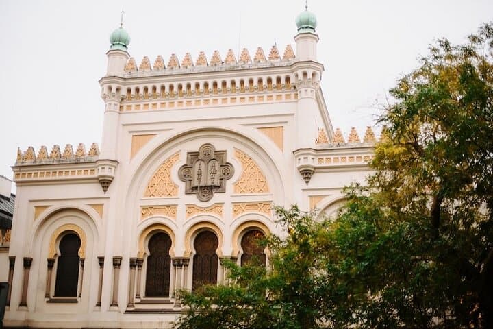 Marveling at the stunning façade of Prague’s Spanish Synagogue