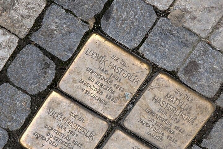Jewish Prague: Guided Tour with Synagogues & Cemetery Entry