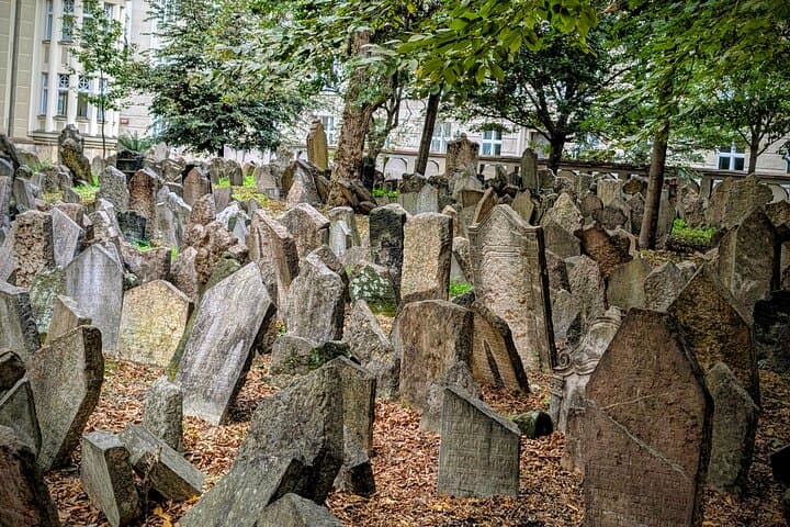 Jewish Prague: Guided Tour with Synagogues & Cemetery Entry