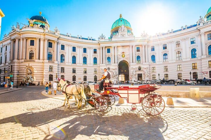 Prague to Vienna - Private Transfer with 2 hours of Sightseeing