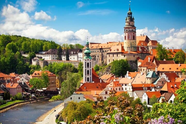 Transfer from Prague to Vienna with guided tour in Český Krumlov