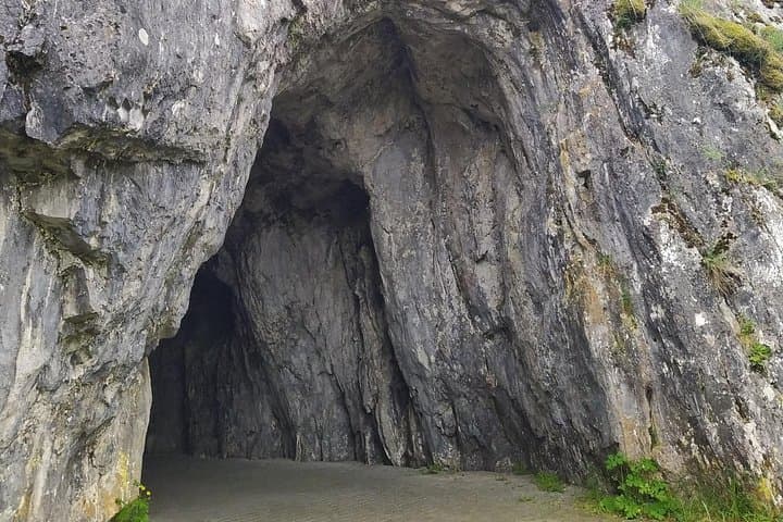 Balcarka Cave Portal: thousand-year-old traces, rich stalactites, and a mysterious labyrinth.