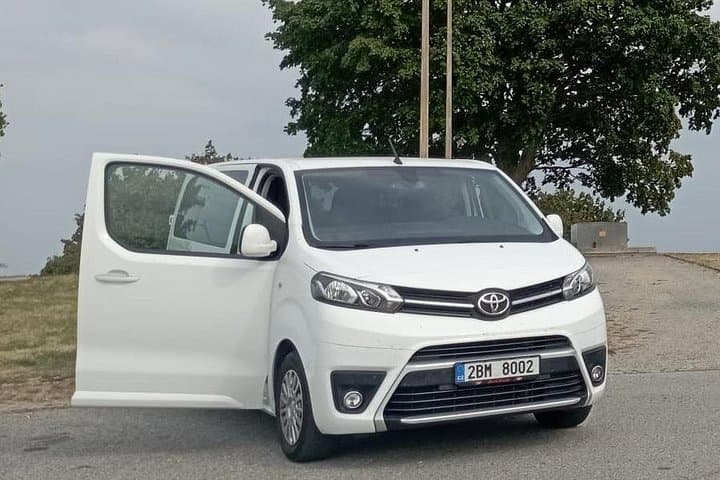 It’s up to you which car you choose to travel in — whether it’s a Toyota Proace van for up to 7 passengers…