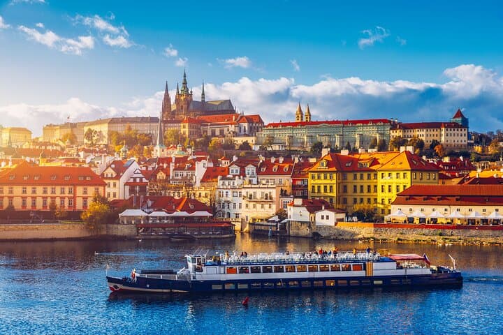 Celebrate New Year´s Eve on a Dinner Cruise with Fireworks
