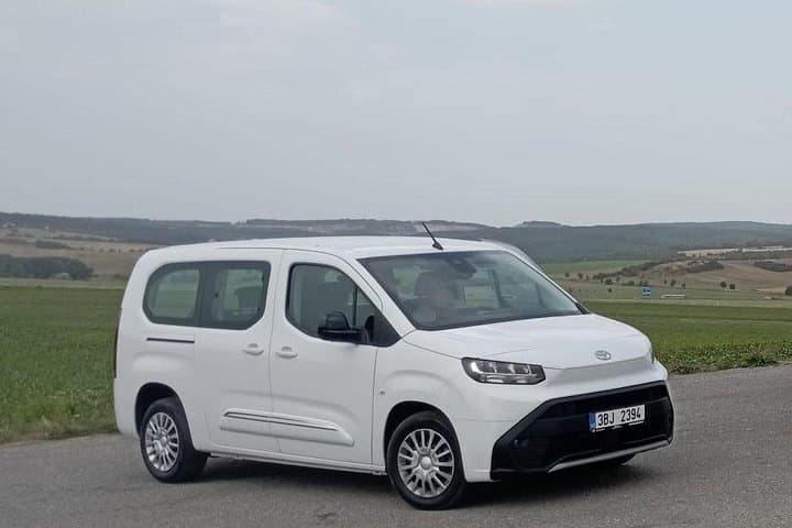 Toyota Proace City Verso (2024)
A practical MPV with comfortable seating, suitable for smaller groups and long city transfers. Maximum 4 pax.