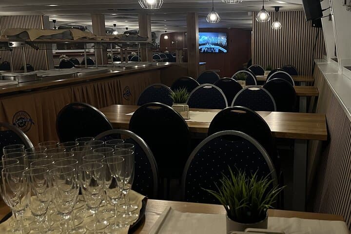 Celebrate New Year´s Eve on a Dinner Cruise with Fireworks