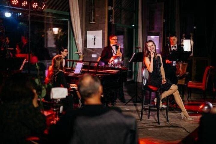 Sinatra Tribute Show and Optional Dinner with Audio Guide