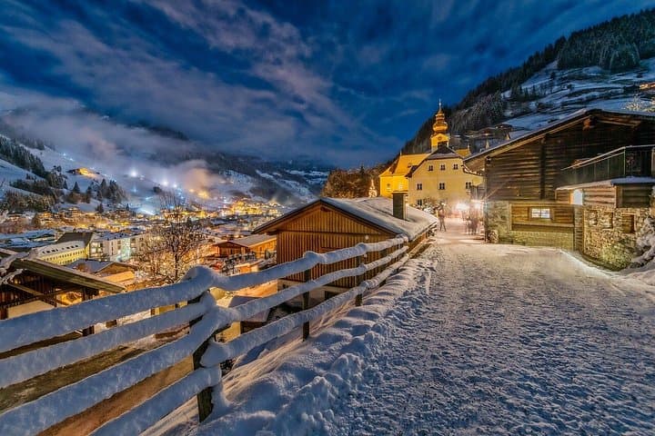 Prague to Salzburg Private Transfer with 2 hours of Sightseeing
