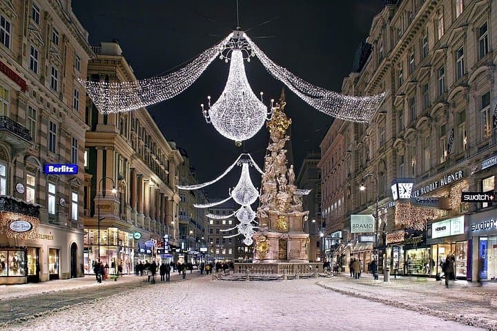 Prague to Budapest Private Transfer with 2 hours of Sightseeing