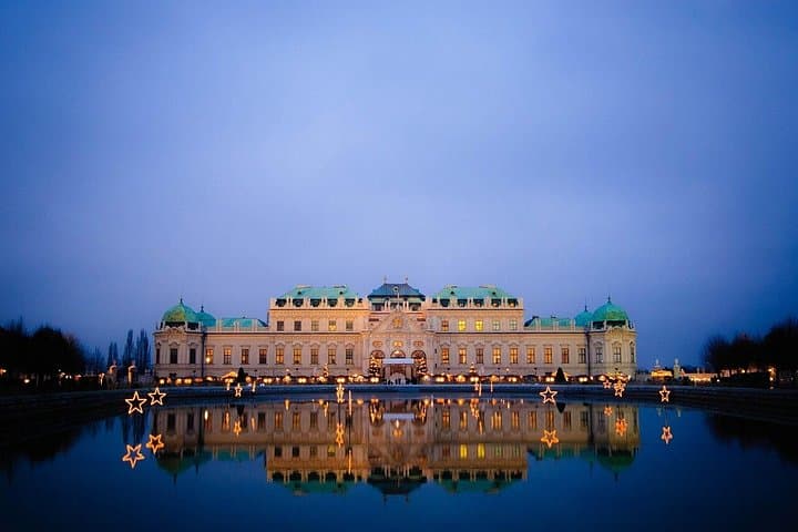 Prague to Budapest Private Transfer with 2 hours of Sightseeing
