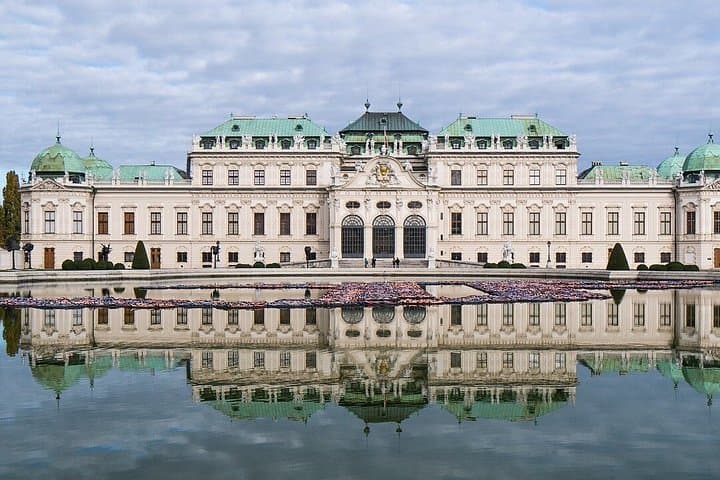 Prague to Vienna Private Transfer with 2 hours of Sightseeing