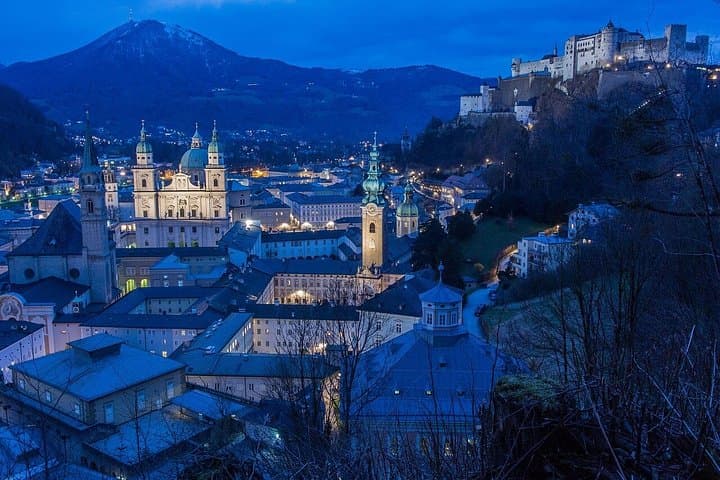 Prague to Salzburg Private Transfer with 2 hours of Sightseeing