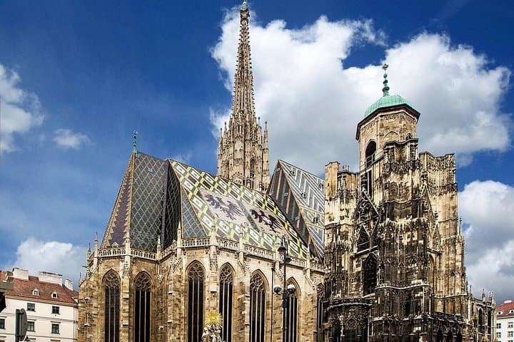 Prague to Vienna Private Transfer with 2 hours of Sightseeing