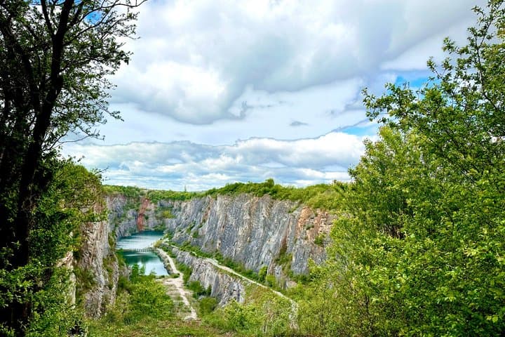 Amerika Quarry – A Dramatic Limestone Canyon near Karlštejn